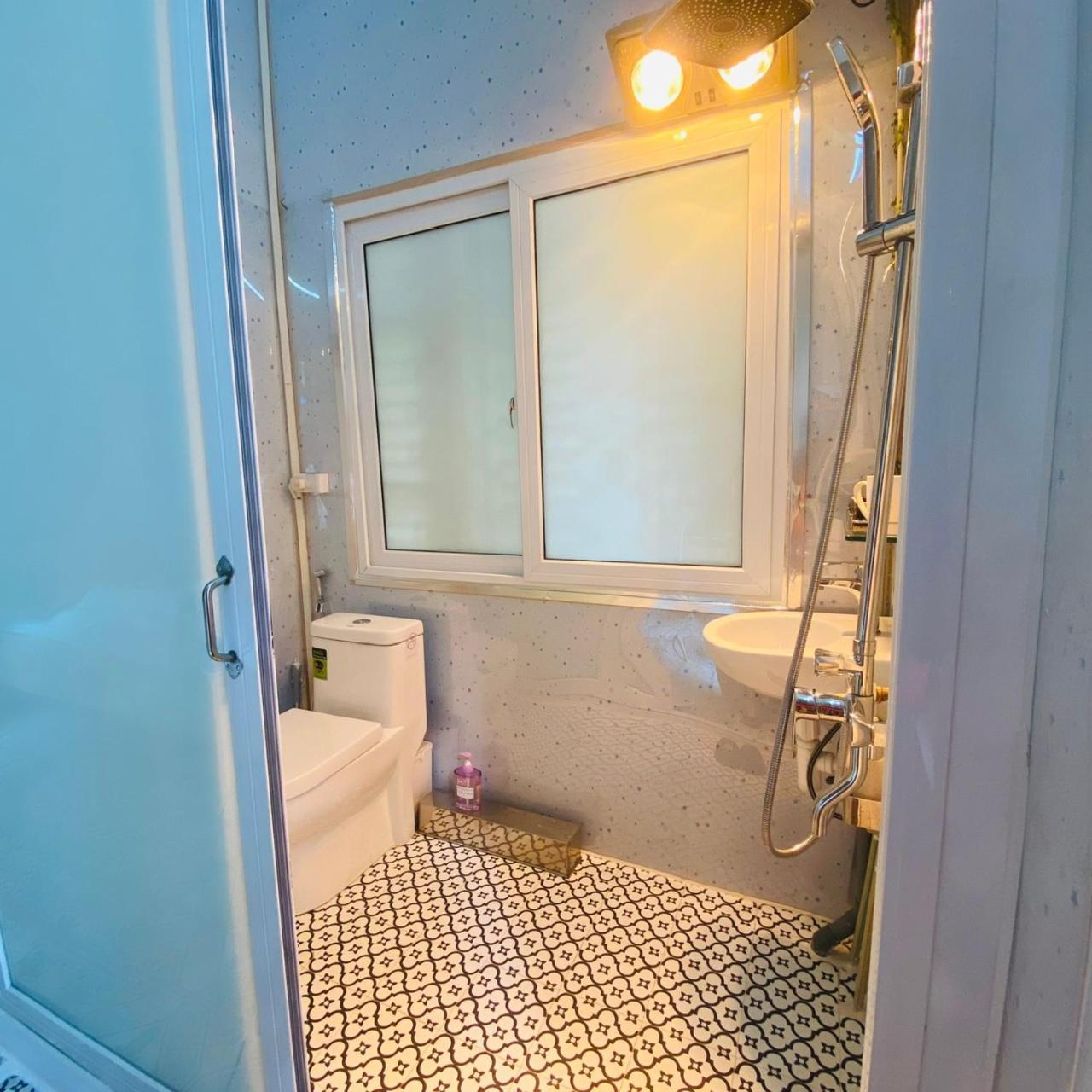 Cozy Homestay With Large Bed, Private Bathroom, Large Balcony ฮานอย ภายนอก รูปภาพ